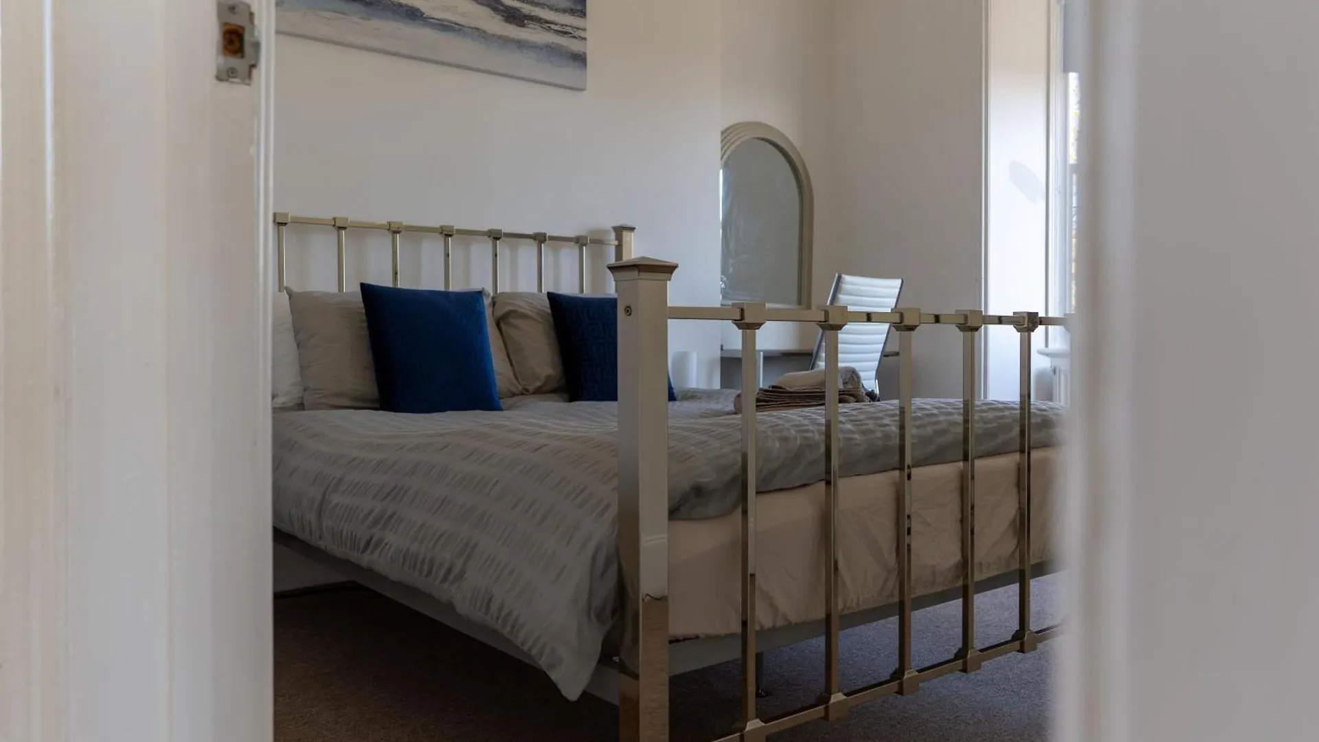 Beautiful Apartments In Central Brighton - Free Parking