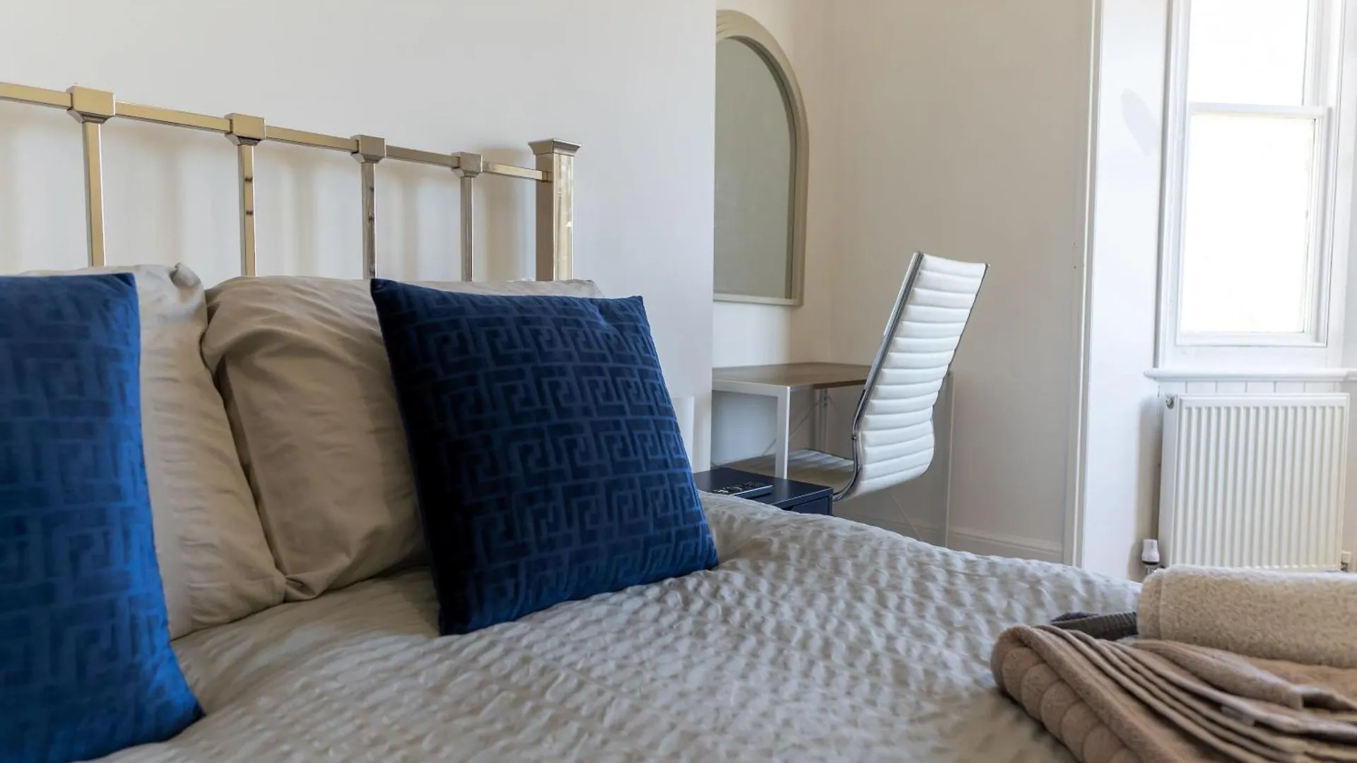 Beautiful Apartments In Central Brighton - Free Parking